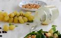 Σαλάτα σπανάκι με ψητά κολοκυθάκια, Κορινθιακή σταφίδα, κουκουνάρι, σταφύλια και χαλούμι