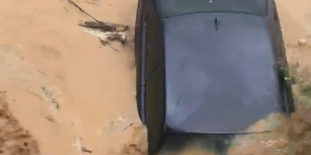 Συγκλονιστικό βίντεο: Κραυγή αγωνίας στο Κιάτο ενώ ορμητικά νερά παρασέρνουν αυτοκίνητο - Φωτογραφία 1