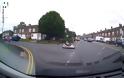 Ένα συγκρουόμενο αυτοκινητάκι του λούνα παρκ στους δρόμους του Λονδίνου! Δείτε το παράξενο θέαμα [vid]