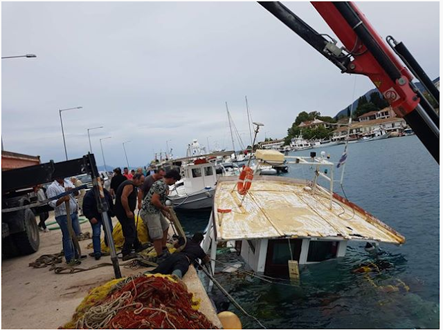 Βούλιαξε ψαροκάικο από την τρικυμία στη Λυγιά Λευκάδας (φωτο) - Φωτογραφία 1