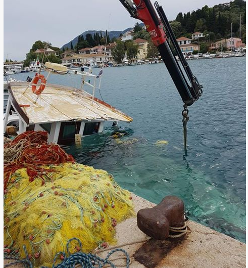 Βούλιαξε ψαροκάικο από την τρικυμία στη Λυγιά Λευκάδας (φωτο) - Φωτογραφία 3