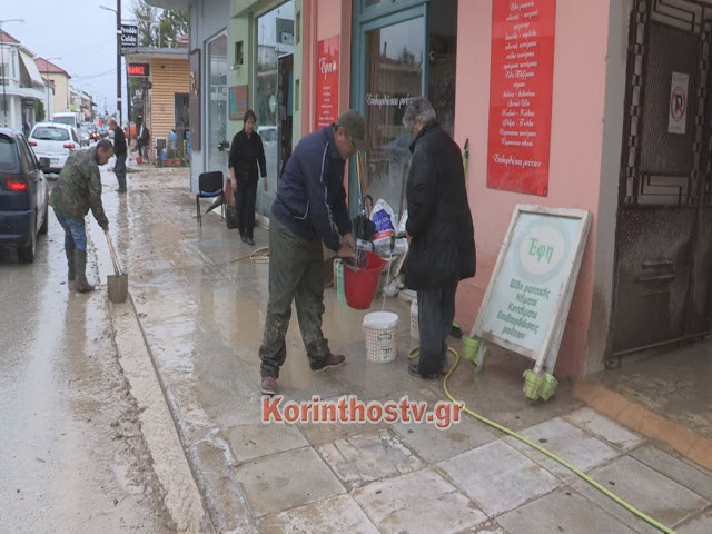 Βούλιαξε πυροσβεστικό όχημα: Πυροσβέστες κινδύνεψαν την ώρα που έκαναν απεγκλωβισμό στο Βραχάτι - Φωτογραφία 17