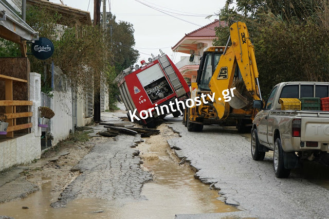 Βούλιαξε πυροσβεστικό όχημα: Πυροσβέστες κινδύνεψαν την ώρα που έκαναν απεγκλωβισμό στο Βραχάτι - Φωτογραφία 2