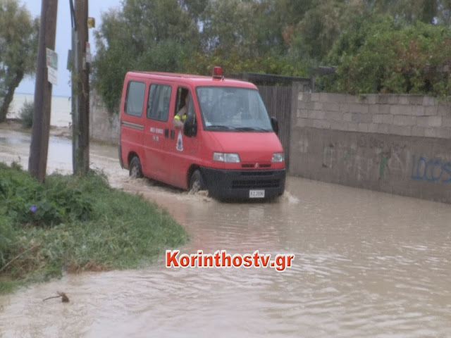 Βούλιαξε πυροσβεστικό όχημα: Πυροσβέστες κινδύνεψαν την ώρα που έκαναν απεγκλωβισμό στο Βραχάτι - Φωτογραφία 9