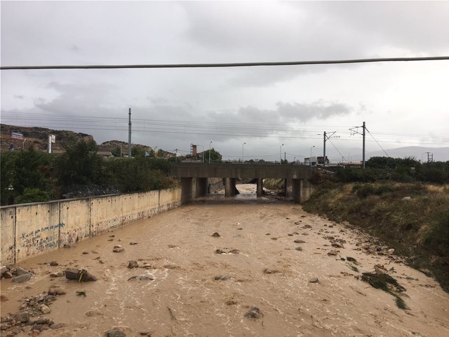 Κατέρρευσε γέφυρα στα Μέγαρα από τον κυκλώνα Ζορμπά - Φωτογραφία 2