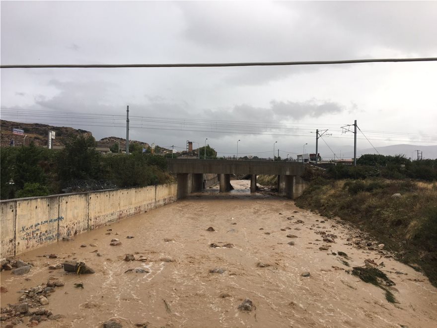 Κατέρρευσε γέφυρα στα Μέγαρα από τον κυκλώνα Ζορμπά - Φωτογραφία 3