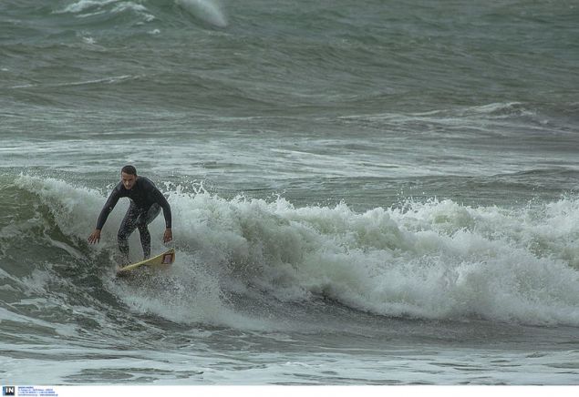 Σέρφ σε τεράστια κύματα στη Νότια Εύβοια (ΦΩΤΟ) - Φωτογραφία 1
