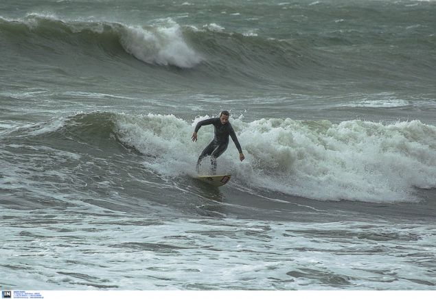 Σέρφ σε τεράστια κύματα στη Νότια Εύβοια (ΦΩΤΟ) - Φωτογραφία 4
