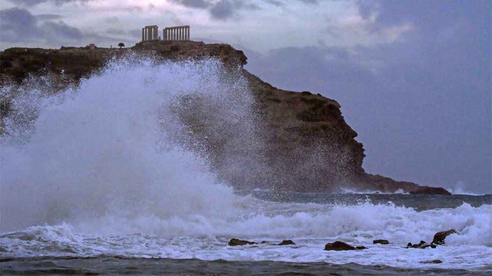 «Ο Ποσειδώνας επισκέφτηκε τον ναό του!»: Εκπληκτικές φωτογραφίες του κυκλώνα στο Σούνιο - Φωτογραφία 1
