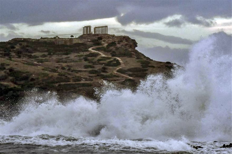 «Ο Ποσειδώνας επισκέφτηκε τον ναό του!»: Εκπληκτικές φωτογραφίες του κυκλώνα στο Σούνιο - Φωτογραφία 2