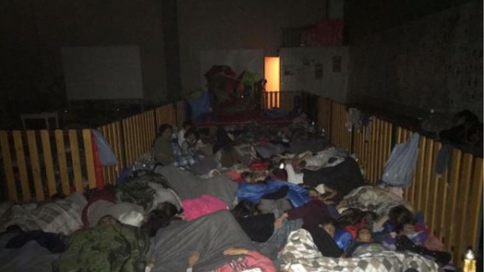 Μόρια: 300 γυναικόπαιδα κοιμήθηκαν σε παιδική χαρά εξαιτίας της κακοκαιρίας - Φωτογραφία 1