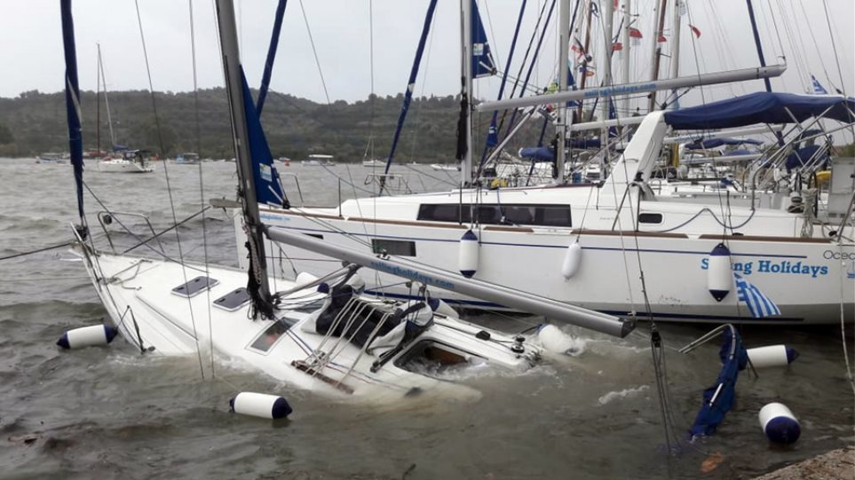 Ο κυκλώνας Ζορμπάς βύθισε 14 σκάφη στην Καλαμάτα - Δεκάδες γιοτ υπέστησαν ζημιές - Φωτογραφία 1