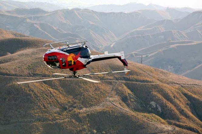 Πιλότος κάνει απίστευτα κόλπα με ελικόπτερο φλερτάροντας με το θάνατο! [video] - Φωτογραφία 1