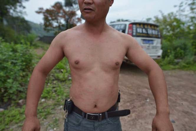 Ένας Κινέζος αποφάσισε να καλύψει το σώμα του με 460.000 μέλισσες - Δείτε το αποτέλεσμα… [photos] - Φωτογραφία 6