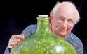 80χρονος διατηρεί «αθάνατο» φυτό σε σφραγισμένο μπουκάλι από το 1972 - Φωτογραφία 1