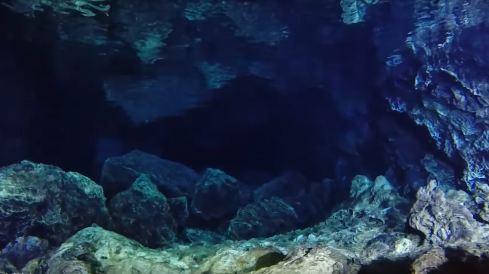 Βίντεο: Μαγευτικές εικόνες από ανεξερεύνητο υποθαλάσσιο σπήλαιο στα Χανιά - Φωτογραφία 1