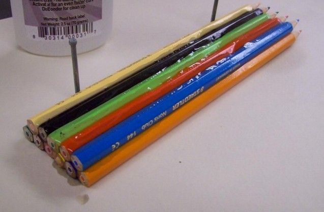 Ενώνει 12 χρωματιστά μολύβια και τα κολλάει μεταξύ τους - Αυτό που φτιάχνει στη Συνέχεια είναι πράγματι εκπληκτικό... [photos] - Φωτογραφία 1