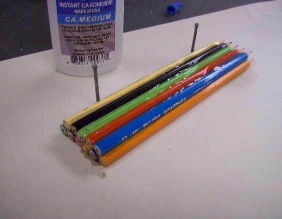 Ενώνει 12 χρωματιστά μολύβια και τα κολλάει μεταξύ τους - Αυτό που φτιάχνει στη Συνέχεια είναι πράγματι εκπληκτικό... [photos] - Φωτογραφία 2
