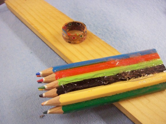 Ενώνει 12 χρωματιστά μολύβια και τα κολλάει μεταξύ τους - Αυτό που φτιάχνει στη Συνέχεια είναι πράγματι εκπληκτικό... [photos] - Φωτογραφία 8