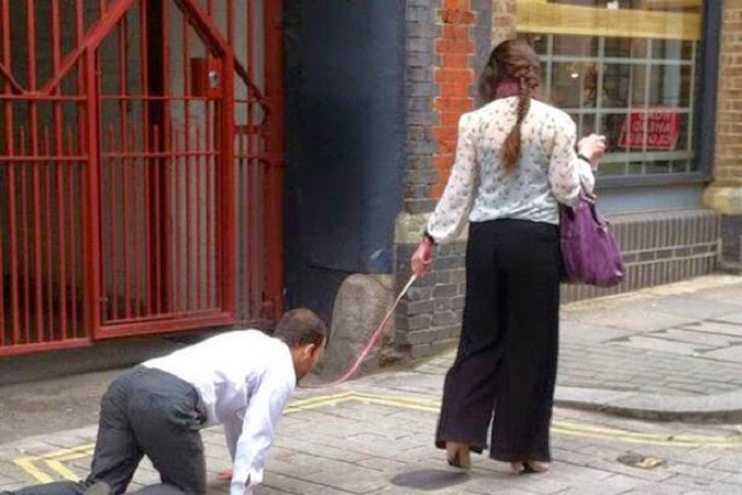 Δεν πάμε καλά! Γυναίκα έβγαλε βόλτα με λουρί έναν άντρα στο Λονδίνο [photo] - Φωτογραφία 1