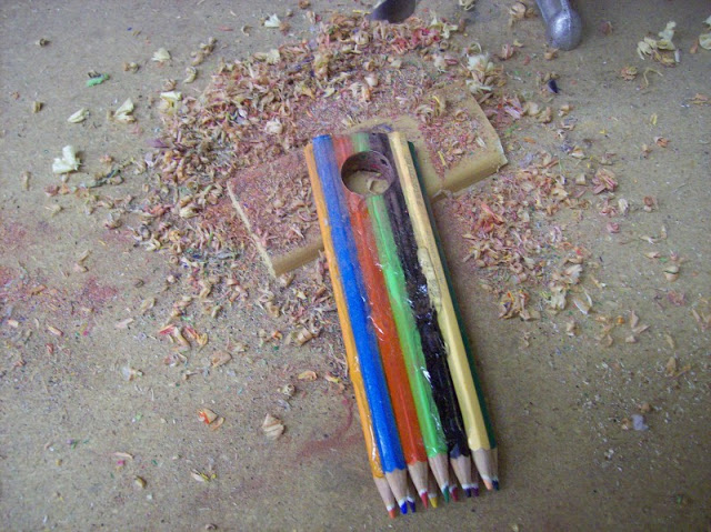 Ενώνει 12 χρωματιστά μολύβια και τα κολλάει μεταξύ τους - Αυτό που φτιάχνει στη Συνέχεια είναι πράγματι εκπληκτικό... [photos] - Φωτογραφία 3