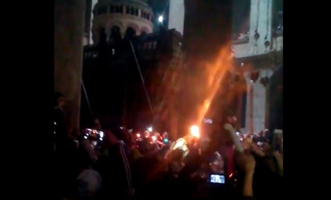 Συγκλονιστικό θαύμα: Εκατοντάδες πύρινοι σταυροί εμφανίστηκαν στην τελετή του Αγίου Φωτός - Απίστευτο βίντεο... - Φωτογραφία 1