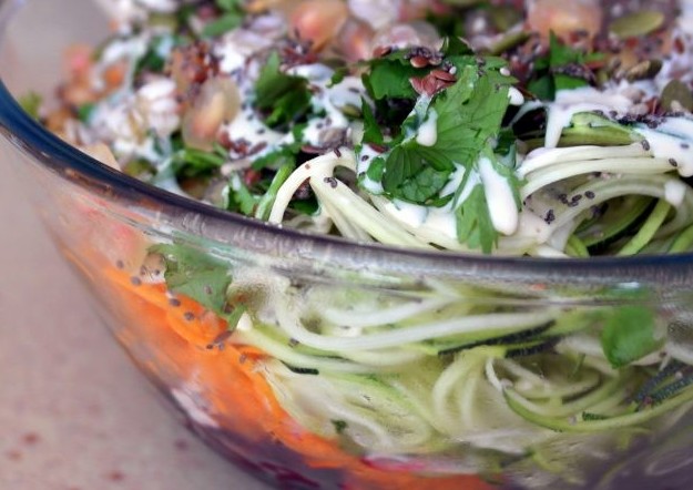 Σαλάτα με σπαγγέτι λαχανικών και σάλτσα ταχίνι - Φωτογραφία 1