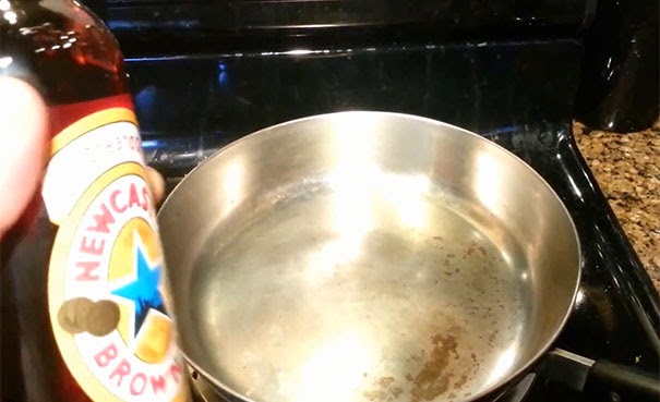 Κάτι μαγικό συμβαίνει όταν ρίξεις μπύρα σε καυτό τηγάνι [video] - Φωτογραφία 1