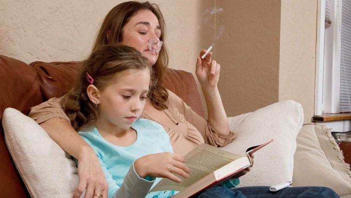 Oι κίνδυνοι για τα παιδιά από ενήλικες που καπνίζουν - Φωτογραφία 1