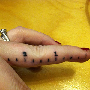 20 πανέξυπνα τατουάζ παίζουν με το σώμα! [photos] - Φωτογραφία 12