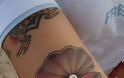 20 πανέξυπνα τατουάζ παίζουν με το σώμα! [photos] - Φωτογραφία 19