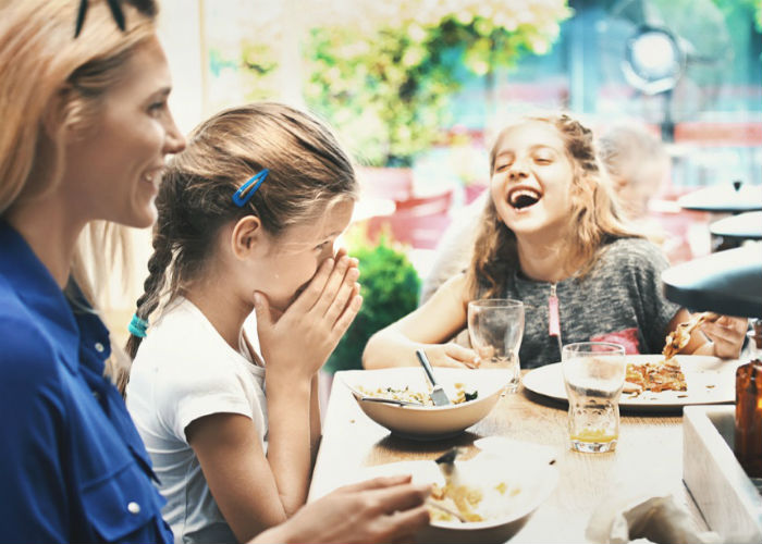 Eating out: Πέντε λόγοι που αξίζει να τρώτε έξω με τα παιδιά και γιατί να το επιλέξετε - Φωτογραφία 1