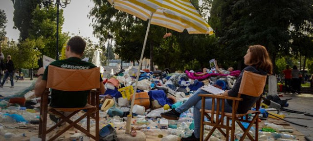 Γιατί γέμισε με σκουπίδια η Πλατεία Συντάγματος (ΦΩΤΟΓΡΑΦΙΕΣ) - Φωτογραφία 1