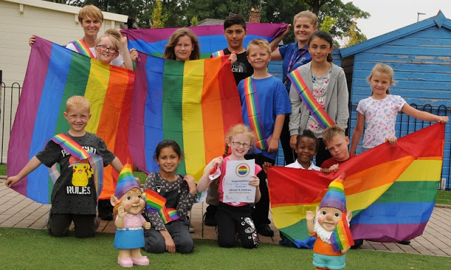 ΣΟΚ - Σχολείο στη Βρετανία έβαλε 6χρονα να γράψουν ερωτικές ομοφυλοφυλικές επιστολές για να προωθήσει την διαφορετικότητα -Βίντεο - Φωτογραφία 1
