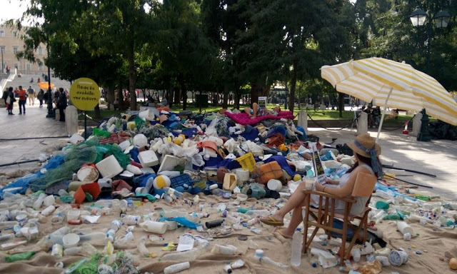 Πρωτότυπη διαμαρτυρία: Μάζεψαν τα σκουπίδια από παραλία της Εύβοιας και τα πέταξαν στη πλατεία Συντάγματος! (ΦΩΤΟ & ΒΙΝΤΕΟ) - Φωτογραφία 1