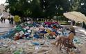 Πρωτότυπη διαμαρτυρία: Μάζεψαν τα σκουπίδια από παραλία της Εύβοιας και τα πέταξαν στη πλατεία Συντάγματος! (ΦΩΤΟ & ΒΙΝΤΕΟ)