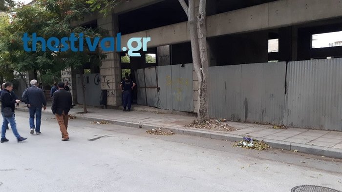 Θεσσαλονίκη: Επιχείρηση της αστυνομίας σε κτίριο με μετανάστες [Βίντεο] - Φωτογραφία 2