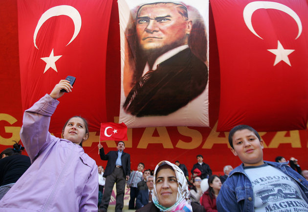 Γιατί ξαφνικά χιλιάδες Τούρκοι σε όλη τη χώρα τρέχουν να αλλάξουν το επώνυμό τους μέχρι το τέλος του έτους - Φωτογραφία 1