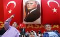 Γιατί ξαφνικά χιλιάδες Τούρκοι σε όλη τη χώρα τρέχουν να αλλάξουν το επώνυμό τους μέχρι το τέλος του έτους