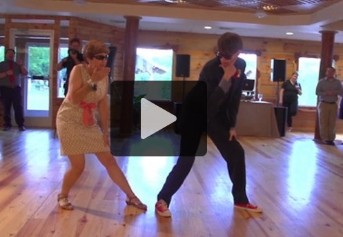ΑΥΤΟΣ είναι πιο ξέφρενος γαμήλιος χορός μάνας - γαμπρού που έχετε δει ποτέ - ΓΕΛΑΣΤΕ ελεύθερα... [video] - Φωτογραφία 1