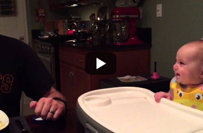 Ο μπαμπάς τρώει σπαράγγια και το μωρό ξεκαρδίζεται! [video] - Φωτογραφία 1
