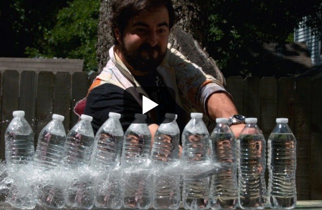 Slow motion: Κόβοντας πλαστικά μπουκάλια με σπαθί Κατάνα [video] - Φωτογραφία 1