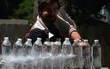 Slow motion: Κόβοντας πλαστικά μπουκάλια με σπαθί Κατάνα [video]