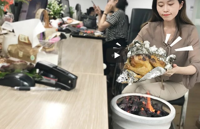 Η Κινέζα που έγινε viral: Ψήνει ολόκληρο κοτόπουλο στο γραφείο [video] - Φωτογραφία 1