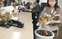Η Κινέζα που έγινε viral: Ψήνει ολόκληρο κοτόπουλο στο γραφείο [video]