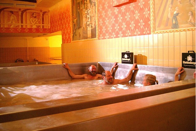 Πόσα θα έδινες για να κάνεις μπάνιο σε μία πισίνα γεμάτη μπύρα; [video] - Φωτογραφία 2