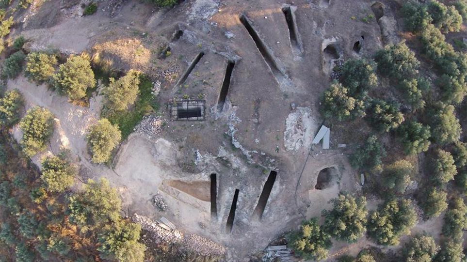 Στο φως αρχαιολογικοί θησαυροί τάφο στα Αηδόνια Νεμέας - Φωτογραφία 1