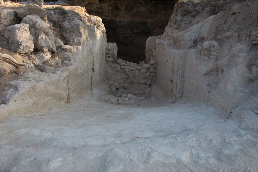 Στο φως αρχαιολογικοί θησαυροί τάφο στα Αηδόνια Νεμέας - Φωτογραφία 2