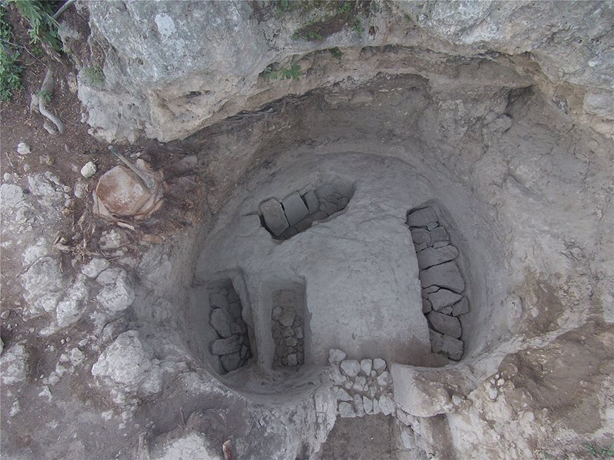 Στο φως αρχαιολογικοί θησαυροί τάφο στα Αηδόνια Νεμέας - Φωτογραφία 3