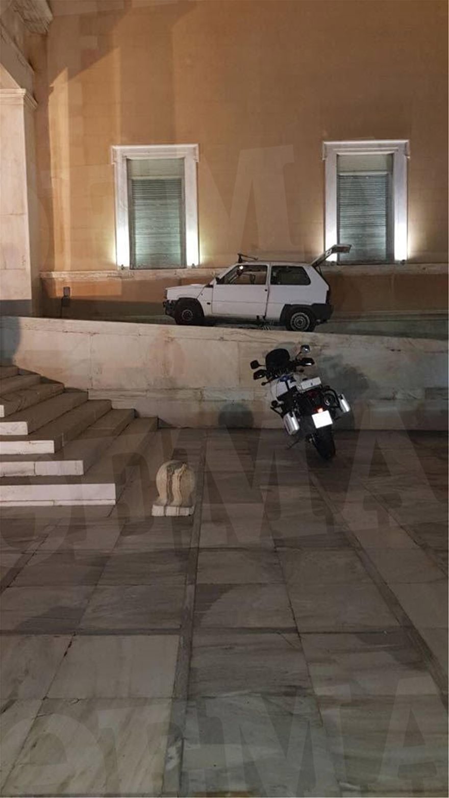 Fiat Panda που εισέβαλε στη Βουλή - Στο 1,30 το οινόπνευμα που είχε ο οδηγός - Φωτογραφία 2